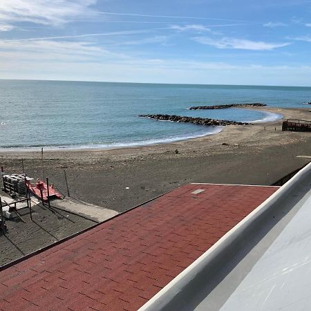 Roma Meraviglioso Attico Sul Mare 拉迪斯波利 外观 照片