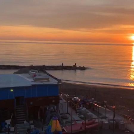 Roma Meraviglioso Attico Sul Mare 拉迪斯波利 外观 照片